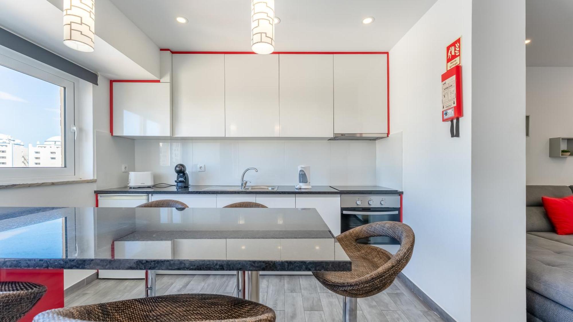 Red Velvet 1 Bdr Flat With Balcony By Lovelystay Portimão Exteriér fotografie